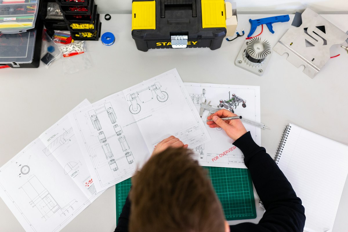 Engenheiro analisando projeto técnico